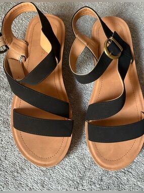 Solanz Black Sandals